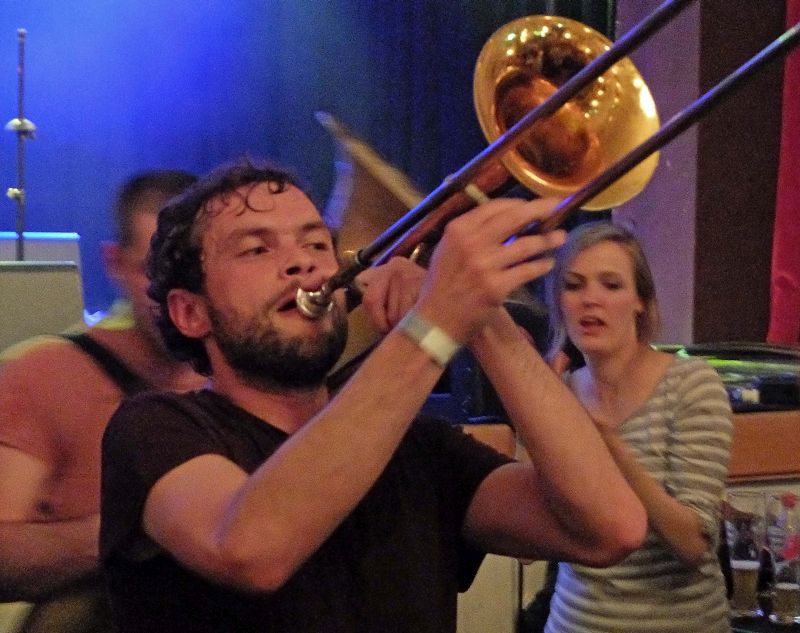 Bavarian Beats Festival: Manuel Winbeck, der Posaunist von LaBrassBanda, mischt sich mit seiner Band MONOBO SON unters Publikum