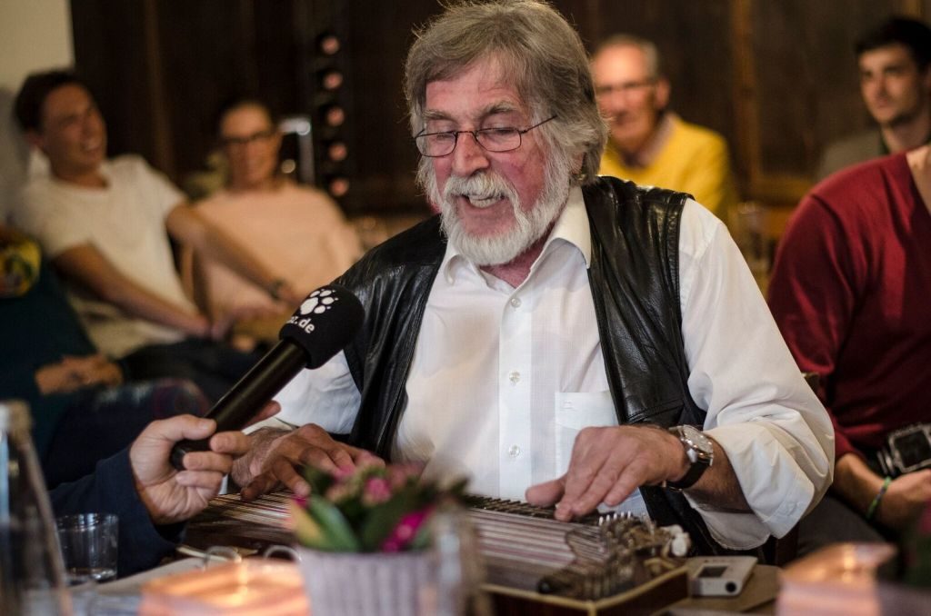 taz in Holzkirchen Zither-Manä