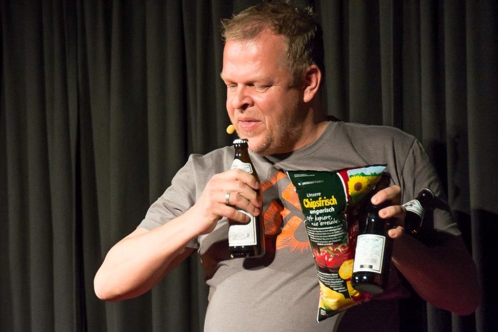 Karsten Kaie als „Caveman“