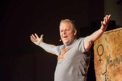 Karsten Kaie als „Caveman“