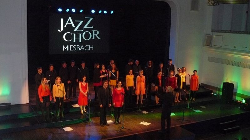 Jubiläum Volkshochschule Miesbach: Der JazzChor Miesbach singt „Fix You“ von Coldplay. Foto: Christoph Voss