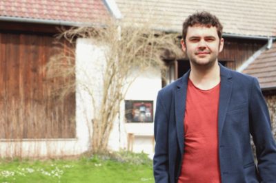 Moritz Hierländer vor dem Wald4tler Hoftheater Foto: Johannes Bode