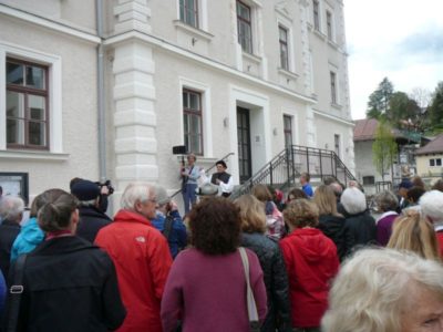 Am Beginn des Rundwegs vor dem Rathaus. Foto: Lautenbacher