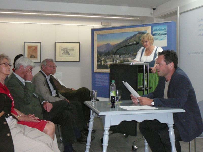 In die Eröffnungsrede von Elisabeth Tworek waren Zitate aus Erinnerungen, Briefen und Tagebüchern der Tegernsee-Begeisterten eingestreut, die Thomas Birnstiel las. Foto: Katja Klee