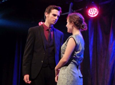 Dracula (Michi Huber) und Mina (Laura Jung). Regie: Barbara Winkler