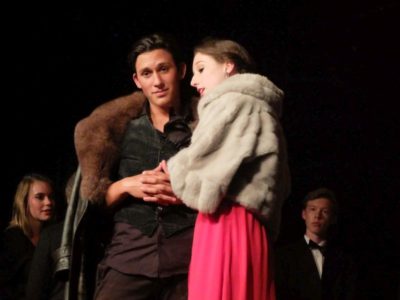 Nur ein „Biss“chen: Vampir Victor Kárpáty (Alexis-Michael Eilers) und Lucy (Hannah Mattner). Regie: Barbara Winkler