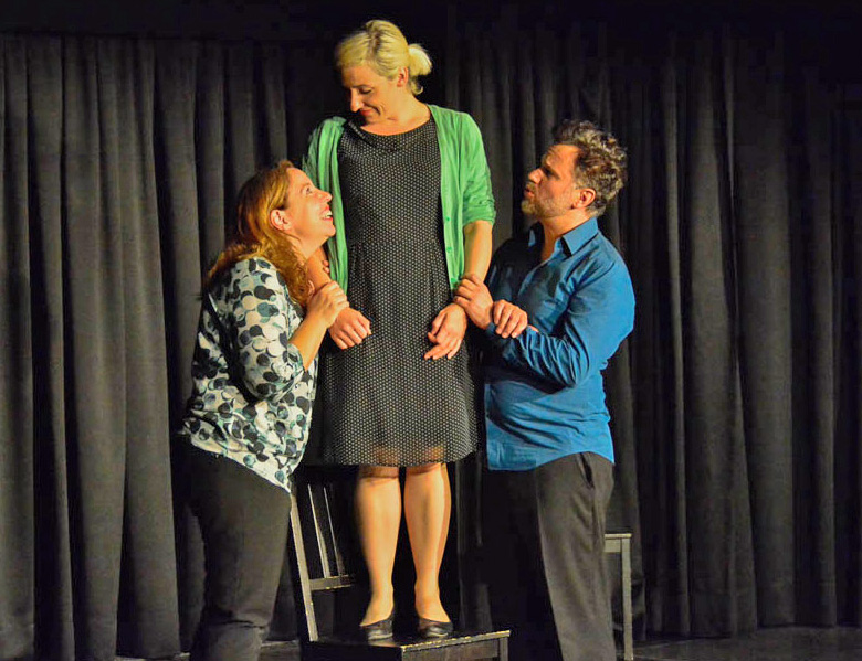 Fastfood Theater München: Christina Sittenauer (Mitte) mit Monika Esser-Stahl und Markus Zett. Foto: Petra Kurbjuhn