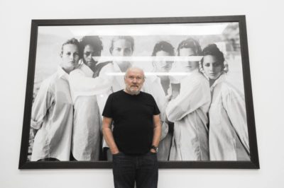 Peter Lindbergh zur Eröffnung der Ausstellung in der Kunsthalle München – vor dem Foto „White Shirts“, 1988. Foto: BrauerPhotos/S.Brauer für die Kunsthalle München