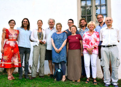 Künstler, Organisatoren und Podiumsgäste: Lydia Starkulla, Günther Novak, Lisa Dyk, Heini Staudinger, Irmgard Kaufmann, Klaus Hölzl, Renate Brandner-Weiß, Franz Tišek, Monika Ziegler, Jan Mužak, Josef Baum (v.l.).