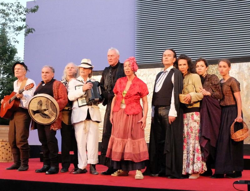 Ensemble Burgspiele Hohensalzburg: Walter Stapper, Silvio Rudolf, Ferdinand Rother, Sergio Vesely, Ingo Neise, Eva Röder, Hans Jürgen Stockerl, Bettina Ullrich, Sabine Hajdu-Perschy, Christine Winter (v.l.)