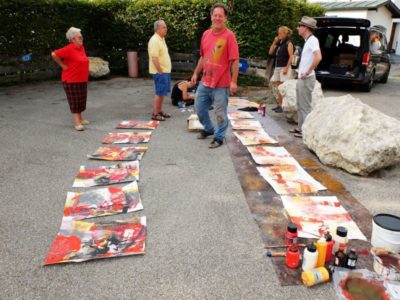 Besucher der Galerie ARTEG schauen Georg Brandner und Claudia Geil über die Schulter. Foto: Ines Wagner