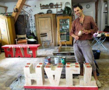 Johannes Volkmann legt den letzten Schliff an.