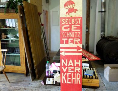 Auch ein großes Hinweisschild ziert die Bank - Johannes Volkmann war fleißig mit den Kindern