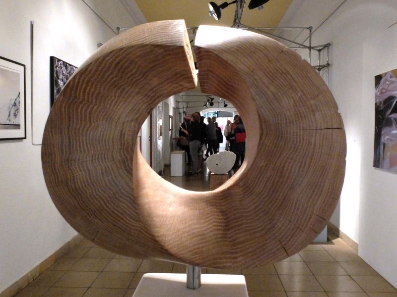 Blick in die Kunstausstellung durch Konrad Broxtermanns „Möbiusband“