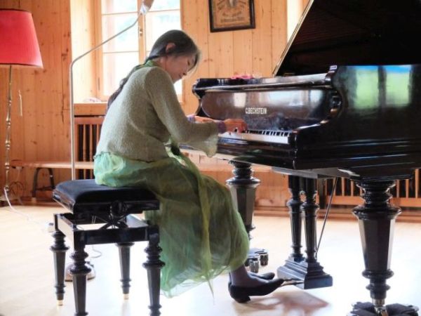 Pianistn Masako Ohta - seit Jahren gern gesehene „Künstlerin in Residency“ am Tannerhof.