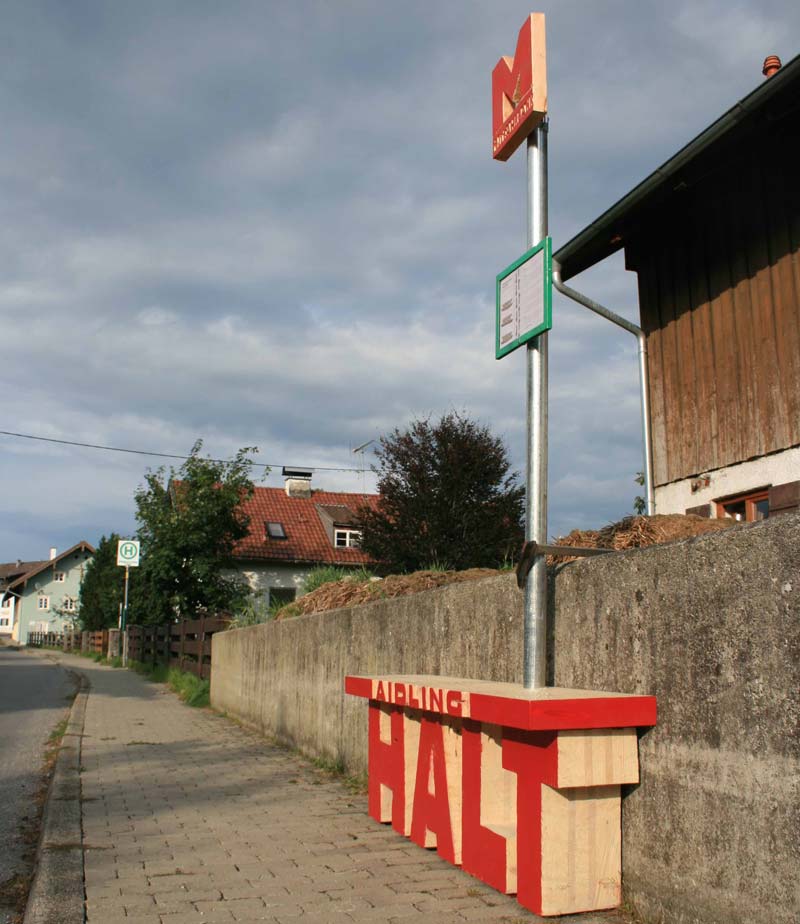 geschnitzter Nahverkehr Haltestelle in Aidling