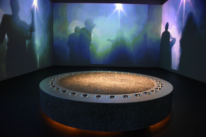 Swarovski Kristalle und Film: „The unknown 2000“. Foto: BrauerPhotos/S.Brauer für die Kunsthalle München