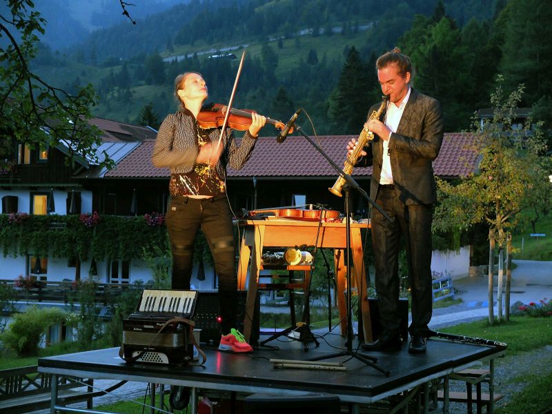 Duo Härtel Trübsbach unterm Apfelbaum am Tannerhof - Marie-Theres Härtel und Florian Trübsbach