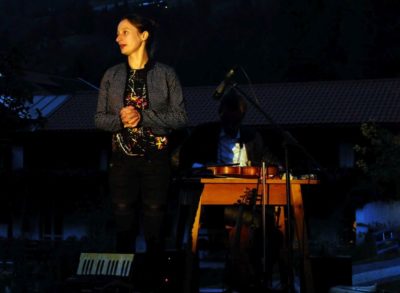 Marie-Theres Härtel singt ein inniges Lied von der Alm