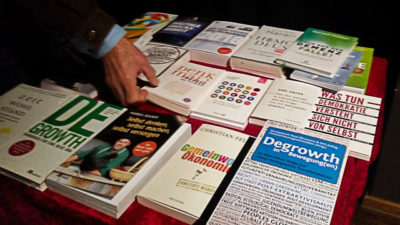 Büchertisch mit Werken zu den Themen Degrowth und Gesellschaftliche Transformation. Foto: Petra Kurbjuhn