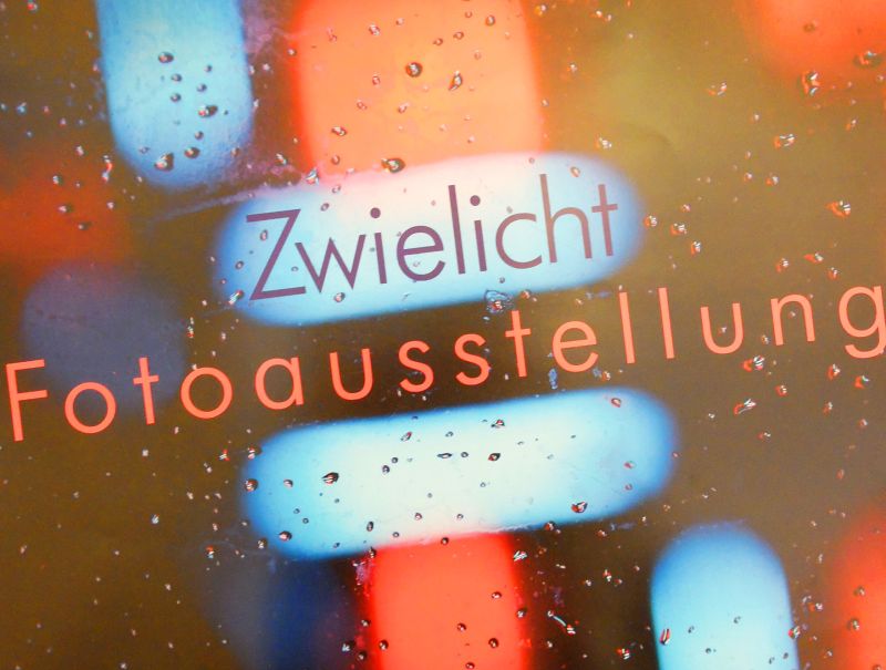 Plakat (Ausschnitt) der Ausstellung "Zwielicht" im Rahmen des Lichtbild Festivals von Kunstdünger e.V.