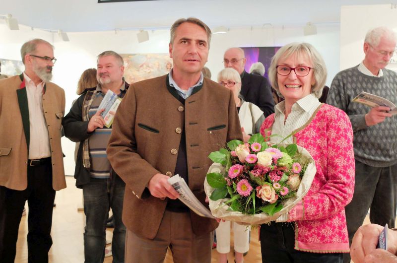 Bürgermeister Johannes Hagn mit Organisatorin Eva Knevels zur Vernissage der 68. Tegernseer Kunstausstellung