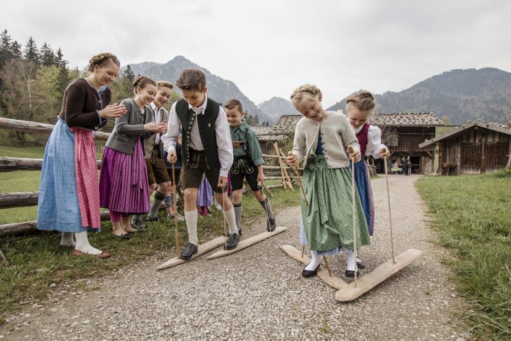 Schlierseer Kulturherbst im markus Wasmeier Museum - KINDERSPIELE WIE EINST Auf den Spuren von Omas und Opas Kindheit