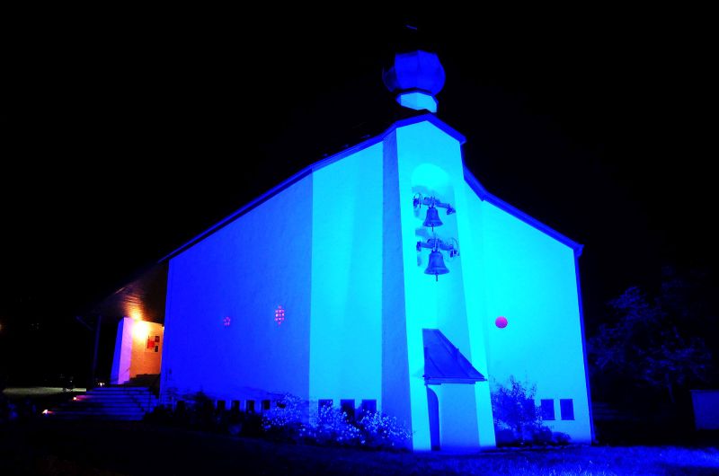 Christuskirche Schliersee von Architekt Olaf Gulbransson in Kulturherbst-Beleuchtung 