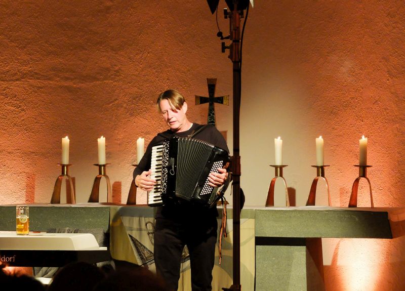 abarettist Andreas Rebers alias Reverent Rebers mit seinem Akkordeon in der Christuskirche in Schliersee