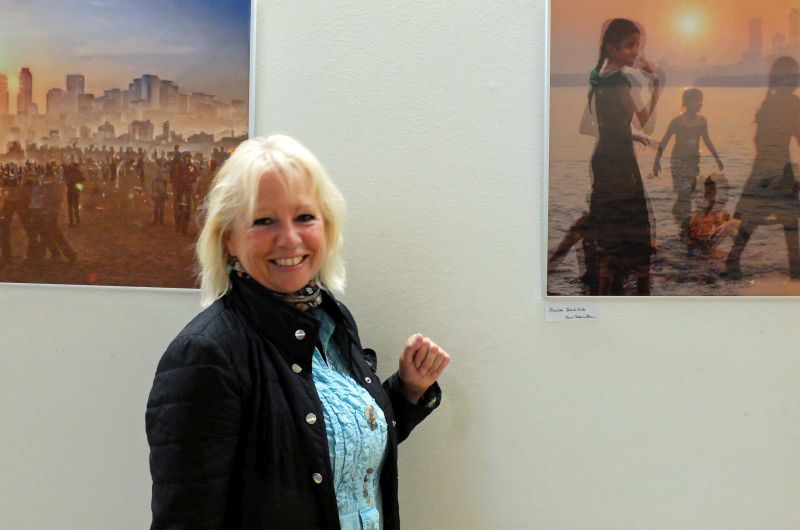  Karin Rebecca Baum vor ihren mehrfachbelichteten Bildern aus Indien. Foto: Ines Wagner