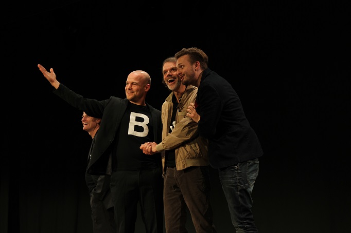 Der Sparer ist glücklich, er macht das große Geld: Paul Kaiser, Marc-Philipp Kochendörfer, Butz Buse, Philipp Moschitz (von links)