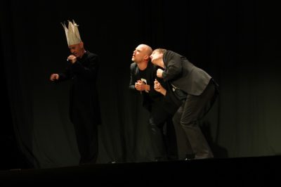 Herr Kaiser ganz groß, die Banker ganz klein: Hubert Schedlbauer, Marc-Philipp Kochendörfer, Paul Kaiser (von links). Foto: Veronika Reisig