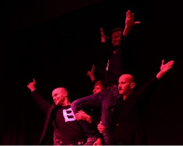 Es wird schummrig auf der Bühne, ganz wie in „Cabaret“: Marc-Philipp Kochendörfer, Paul Kaiser, Philipp Moschitz, Hubert Schedlbauer (von links)