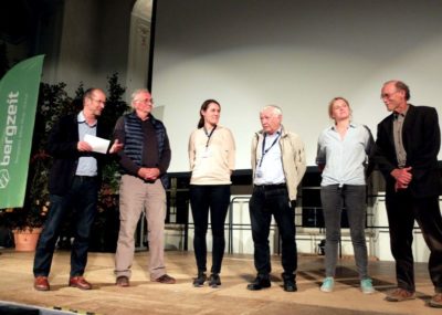 Festivalleiter Michael Pause begrüßt die Jury: Benedikt Kuby, Mojca Volkar Trobevšek, Martin Kaufmann, Julia Brunner, Helmut Scheben (v.l.)