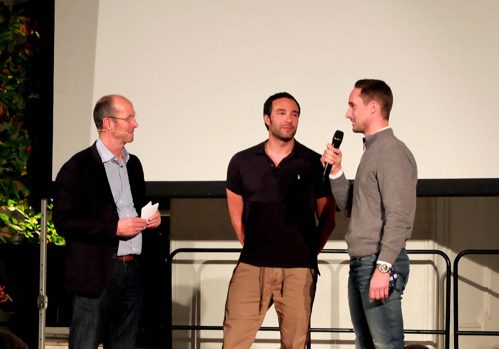 Festivalleiter Michael Pause mit Regisseur Puria Ravahi und Skyjumper Maximilian Wendt (v.l.).