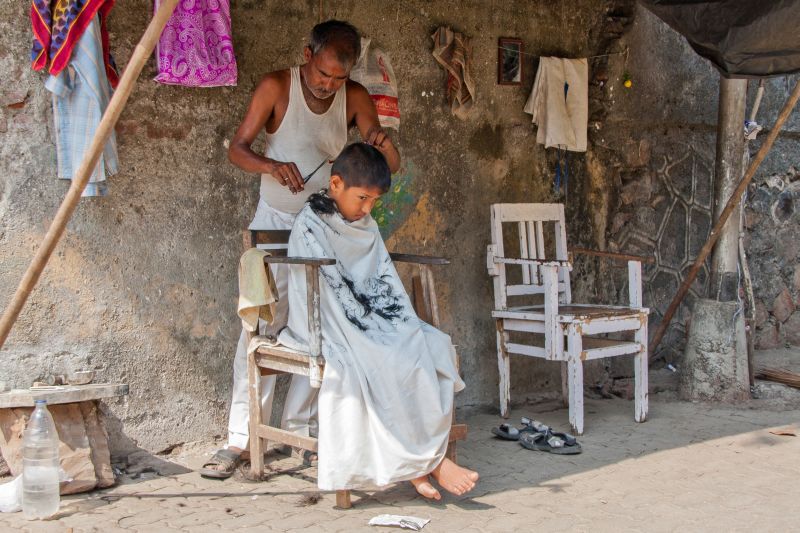 Foto: Beim Friseur, Indien. 