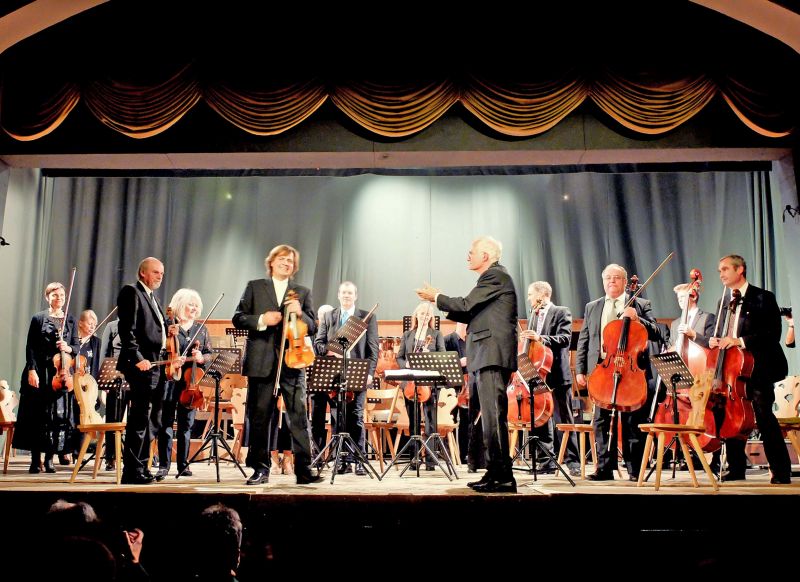 Das Orchsester Schlierseer Herbst, Dirigent Timm Tzschaschel und Soloviolinist Wolfgang Hentrich werden umjubelt. Foto: Ines Wagner