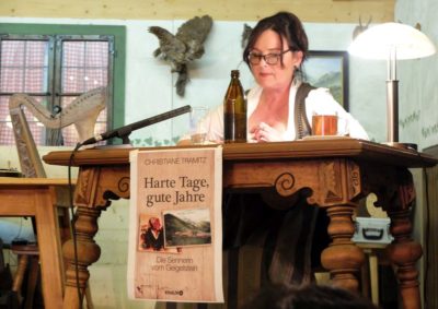 Christiane Tramitz liest aus „Harte Tage, gute Jahre“.