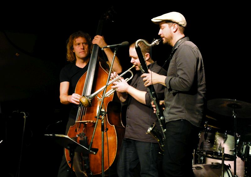 D.D. Lowka & Band: D.D. Lowka (Kontrabass), Reinhard Greiner (Trompete), Florian Riedl (Sax). Foto: Ines Wagner