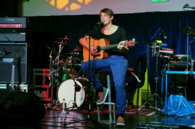 LaPrêle mit melodischen Indie Songs beim Keller Kultur vestival, organisiert von Vinzenz Semmler