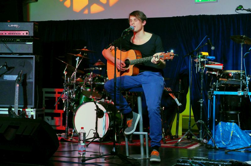 LaPrêle mit melodischen Indie Songs beim Keller Kultur Festival, organisiert von Vinzenz Semmler