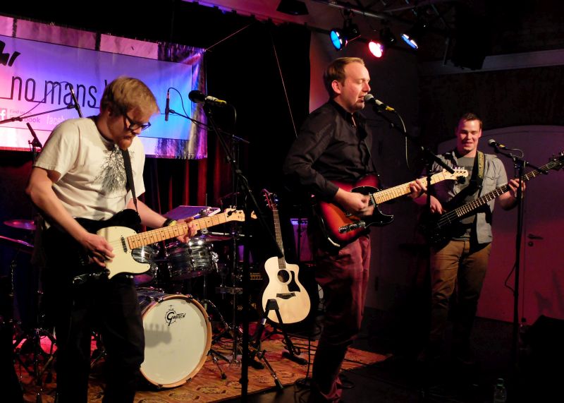 Countryrock-Band “No Mans Land” aus Bad Tölz um Frontmann Tobias Gmach beim Keller Kultur Festival, angekündigt von Vinzenz Semmler