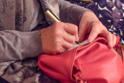 Besucher schrieben ihre Fragen auf.