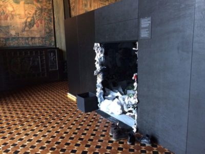 Rund um Buchkunst Begehbarer Kubus voller Papier.