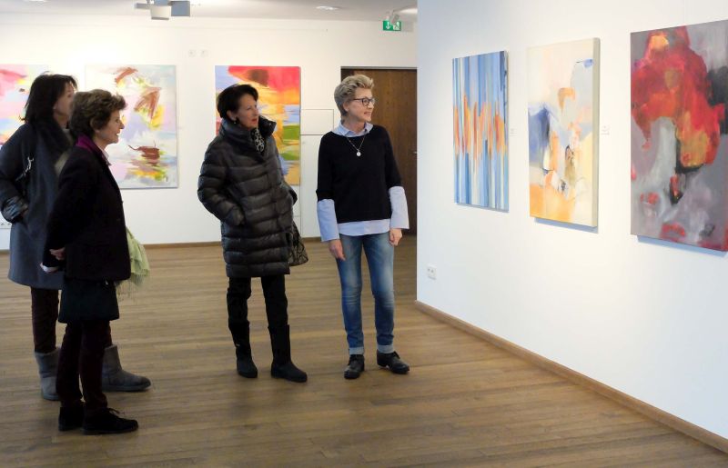 Gerlinde Belz-Küpper mit Ausstellungsgästen. 