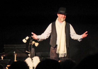 Hugo Eder sichtlich bewegt beim Weihnachtskonzert in Waakirchen