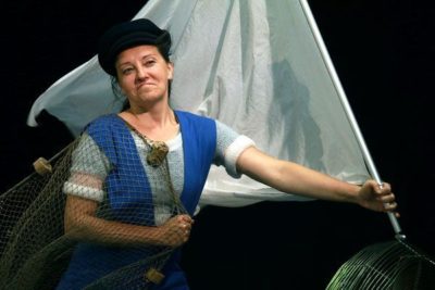 Der Vater, ein Seemann wie aus dem Bilderbuch – in der steifen Brise des Ventilators