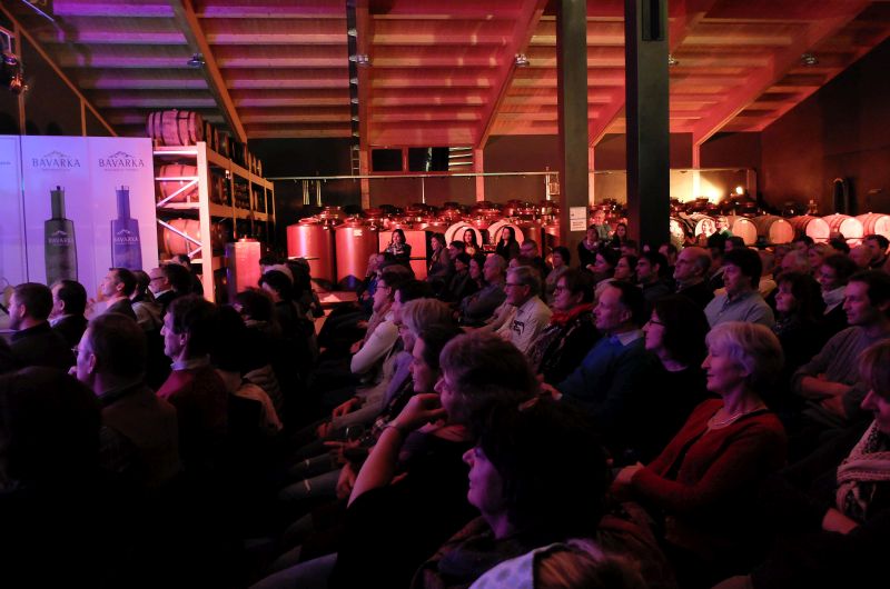 Tolle Location zwischen Brennkesseln und Steingutbehältern - beim Konzert von Erich Kogler