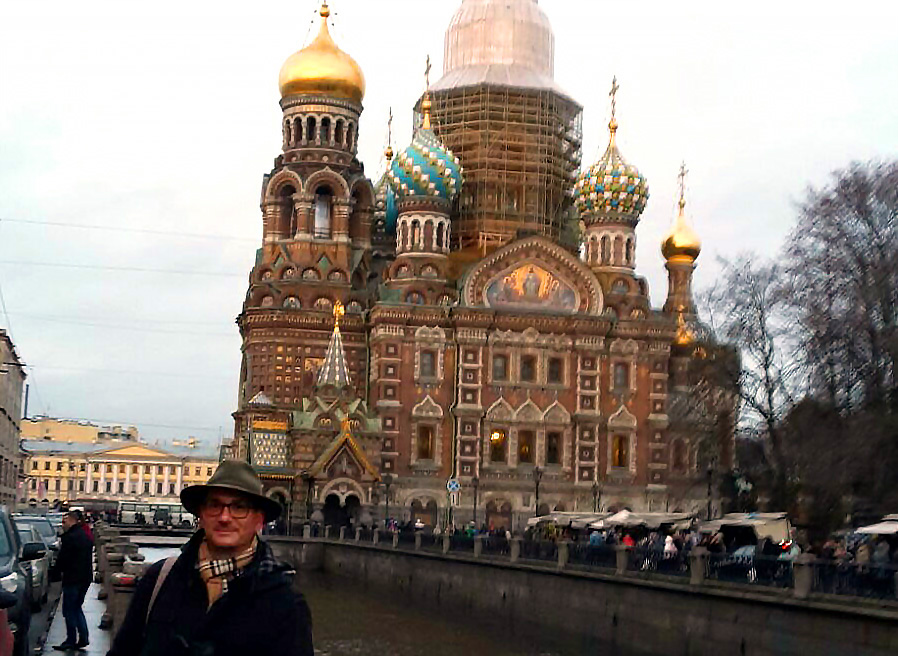 Jury-Mitglied Marcus Vitolo vor der Marine-Kirche St. Petersburg.
