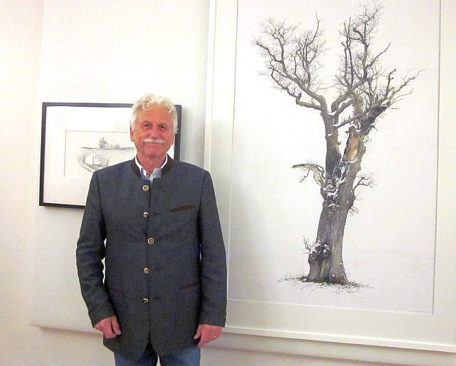 Buch Gunnar Matysiak vor einem seiner Baum-Bilder